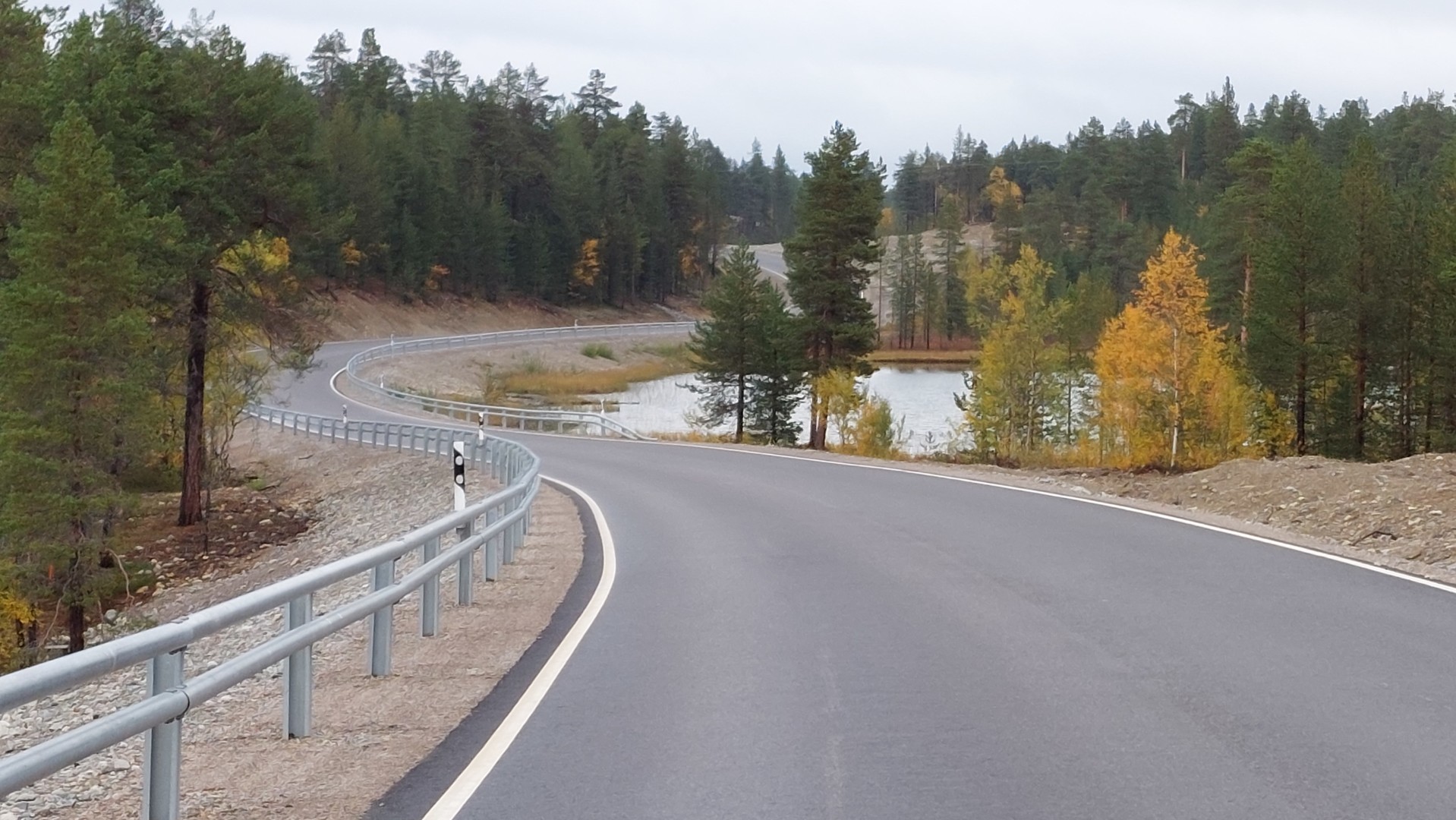 Photo of a curve in the road between Kaamanen and Kirkenes